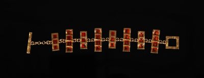 une image en gros plan d'un bracelet sur fond noir