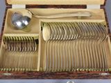 many spoons and spoon spoons in a wooden box