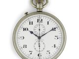 gros plan d'une montre de poche sur fond blanc