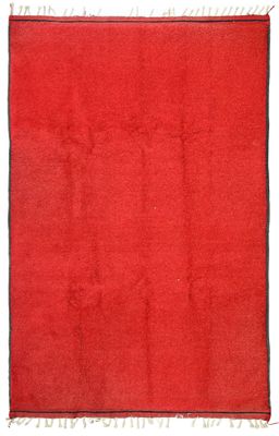 un tapis rouge à franges