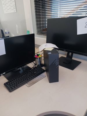 un bureau d'ordinateur avec deux écrans et un clavier