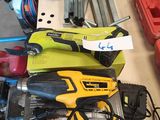 de nombreux outils posés ensemble sur une table