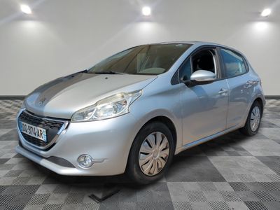 la voiture argentée est garée sur un carrelage à carreaux