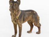 figurine représentant un berger allemand sur fond blanc