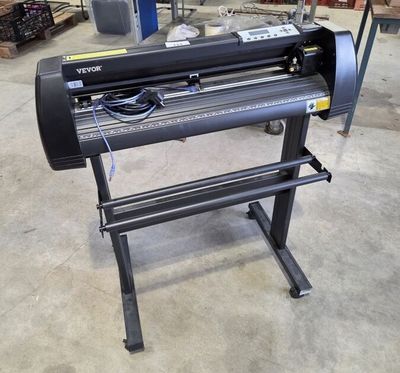 une grosse machine posée sur un socle dans un entrepôt