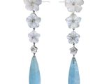 un gros plan sur une paire de boucles d'oreilles ornées de fleurs