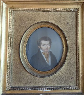 portrait d'un homme en costume et nœud papillon dans un cadre doré