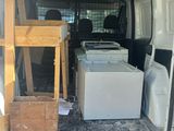 une camionnette blanche avec tout un tas d'objets à l'arrière