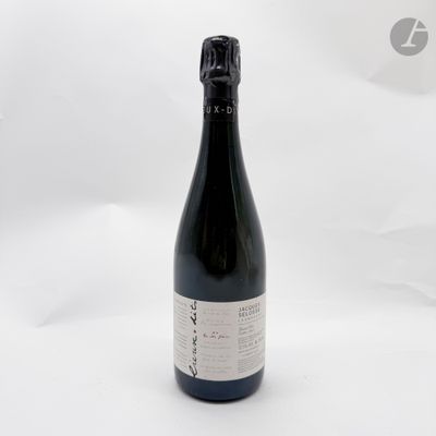 une bouteille de vin posée sur une table