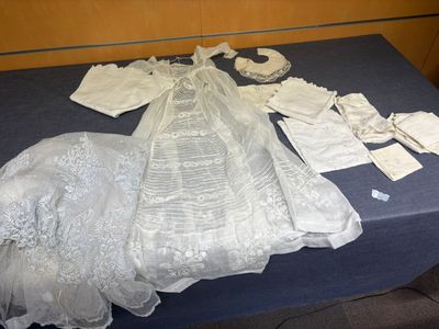 une photo d'une table sur laquelle est posée une robe de mariée