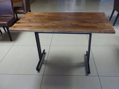une table avec un plateau en bois et des pieds en métal
