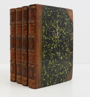 deux livres posés sur une surface blanche