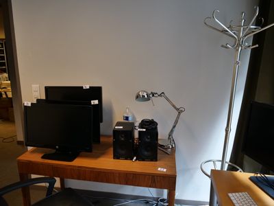 un bureau équipé d'un ordinateur et d'un moniteur