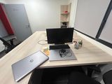 un bureau sur lequel se trouvent un ordinateur portable et un ordinateur portable