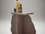 une bouteille d'alcool posée sur un rocher