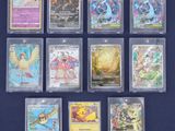 Une collection de cartes à collectionner Pokémon est exposée dans une vitrine.