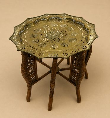une image représentant une table sur laquelle est posé un plateau en métal