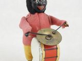 figurine représentant une femme avec un tambour et un chapeau jaune