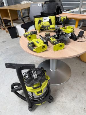 une table sur laquelle sont posés de nombreux outils électriques