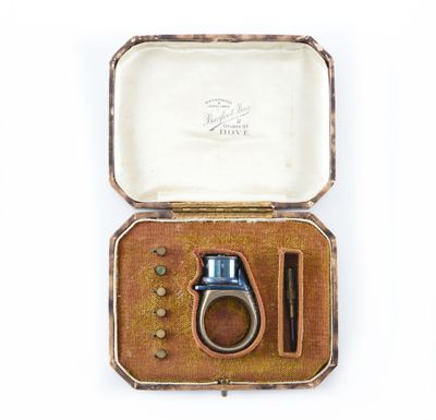 une bague dans un écrin contenant une bague