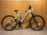 un vélo garé devant un mur en bois