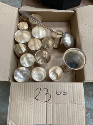 une boîte en carton contenant tout un tas de cuillères en argent