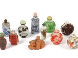 de nombreuses petites bouteilles en verre posées sur une surface blanche