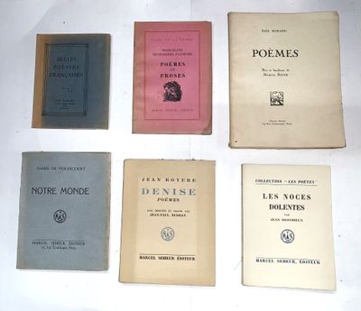 plusieurs vieux livres sont alignés sur une surface blanche