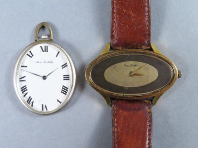 deux montres assises l'une à côté de l'autre sur une table