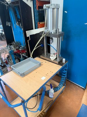 une machine posée sur une table dans une pièce