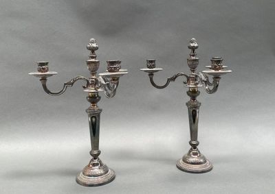 paire de candélabres plaqués argent avec des bougeoirs sur pied