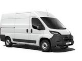 la camionnette blanche est garée sur le côté de la route