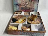 une boîte contenant une tasse et une assiette