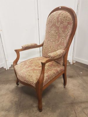 une image d'une chaise avec un dossier et des accoudoirs tapissés de fleurs