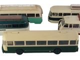 quatre petits bus alignés en rang