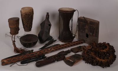 de nombreux objets africains posés sur la table