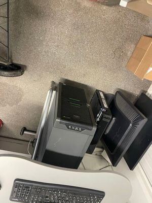 un bureau d'ordinateur équipé d'un clavier et d'un écran