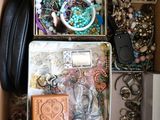 une boîte remplie de bijoux et d'autres objets en tout genre