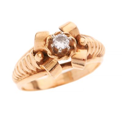 l'image d'une bague en or ornée d'un diamant