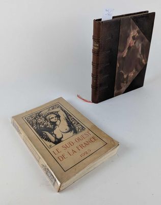 deux livres posés l'un à côté de l'autre sur une surface blanche