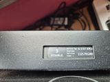 un gros plan d'un appareil électronique noir posé sur une table
