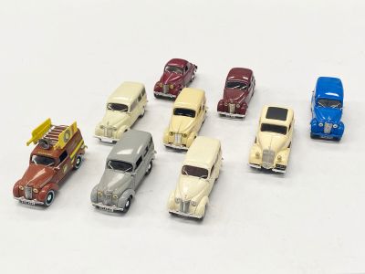 plusieurs petites voitures sont alignées sur une surface blanche