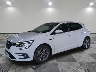 une voiture blanche est garée sur le sol à carreaux d'un garage
