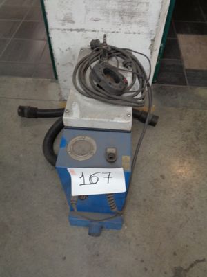 une machine posée par terre avec une étiquette de prix