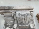 une table sur laquelle se trouve un vase