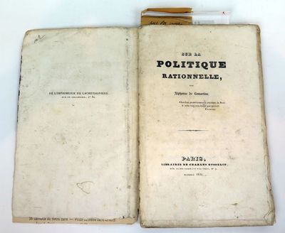un vieux livre sur lequel repose une poignée en bois