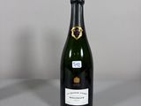 une bouteille de champagne posée sur une table