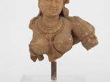 une image représentant une statue de femme posée sur un socle