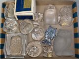 une boîte remplie d'objets en verre posée sur une table