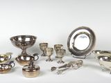 beaucoup d'objets en argent qui se trouvent sur la table
